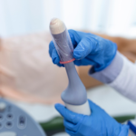 Dra. Thaline Neves explica que a ultrassonografia transvaginal é um exame essencial para avaliar útero e ovários com precisão.
