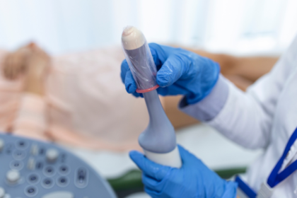 Dra. Thaline Neves explica que a ultrassonografia transvaginal é um exame essencial para avaliar útero e ovários com precisão.