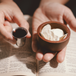 A tentação e o discernimento segundo os santos na reflexão de Jose Eduardo De Oliveira e Silva.