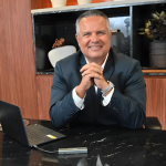 Elmar Juan Passos Varjão Bomfim analisa como tecnologia, inovação e engenharia estão moldando o futuro da educação e transformando a forma de aprender e ensinar.