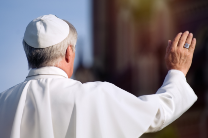 Papa Leão XIV e a democracia em crise: o alerta moral após o embate com Trump