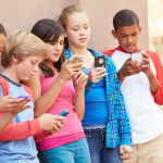 Por que a posse de celular entre crianças caiu pela primeira vez no Brasil