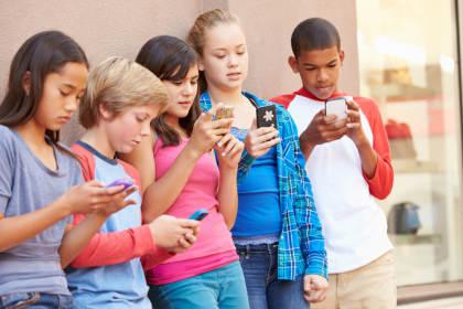 Por que a posse de celular entre crianças caiu pela primeira vez no Brasil