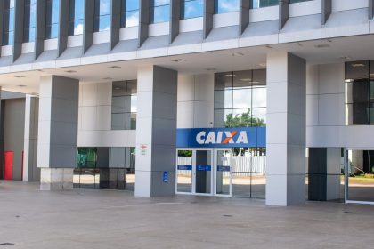 Fachada de um edifício moderno da Caixa em Brasília, com detalhes arquitetônicos visíveis.