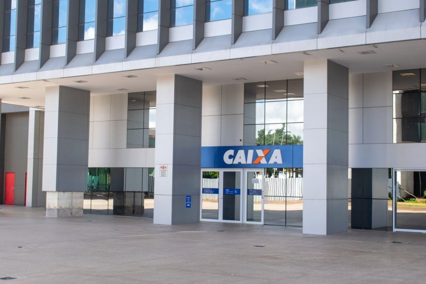 Fachada de um edifício moderno da Caixa em Brasília, com detalhes arquitetônicos visíveis.